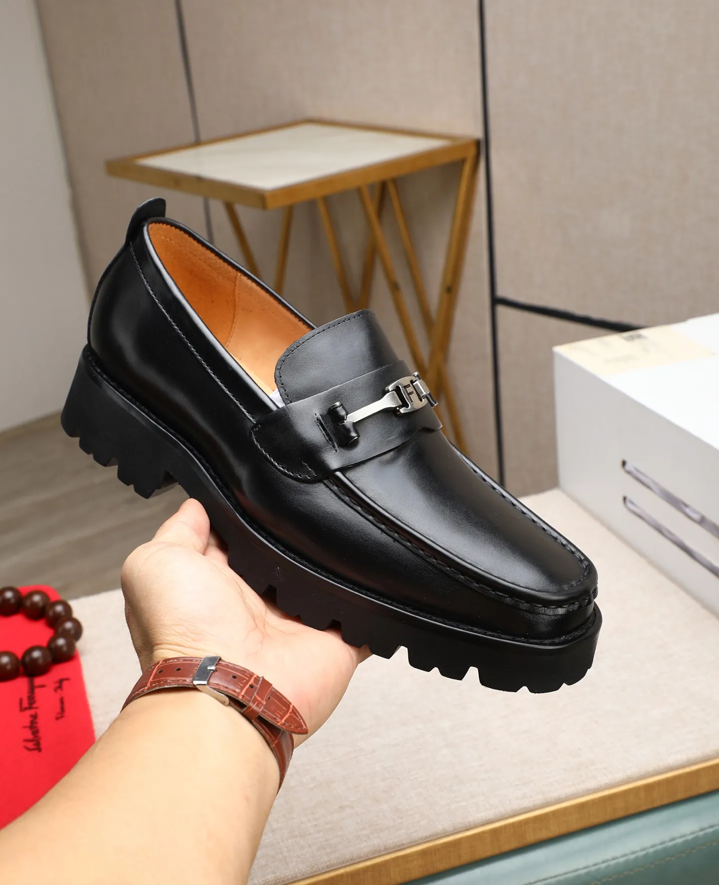 Men's shoes 💰500 📛📛(water-dyed cow lining) Salvatore Ferragamo high-end (Salvatore Ferragamo) is the top international luxury footwear brand. It comes from the fashion kingdom of Italy. It is famous all over the world for its traditional handmade design and novel styles...🚶🏻🚶🏻New suit shoes are available simultaneously at the counter. This model is purely handmade. The fabric is imported Italian calfskin➕soft water-dyed cowhide lining. Original authentic outsole🌀🌀Size: 38➖44.